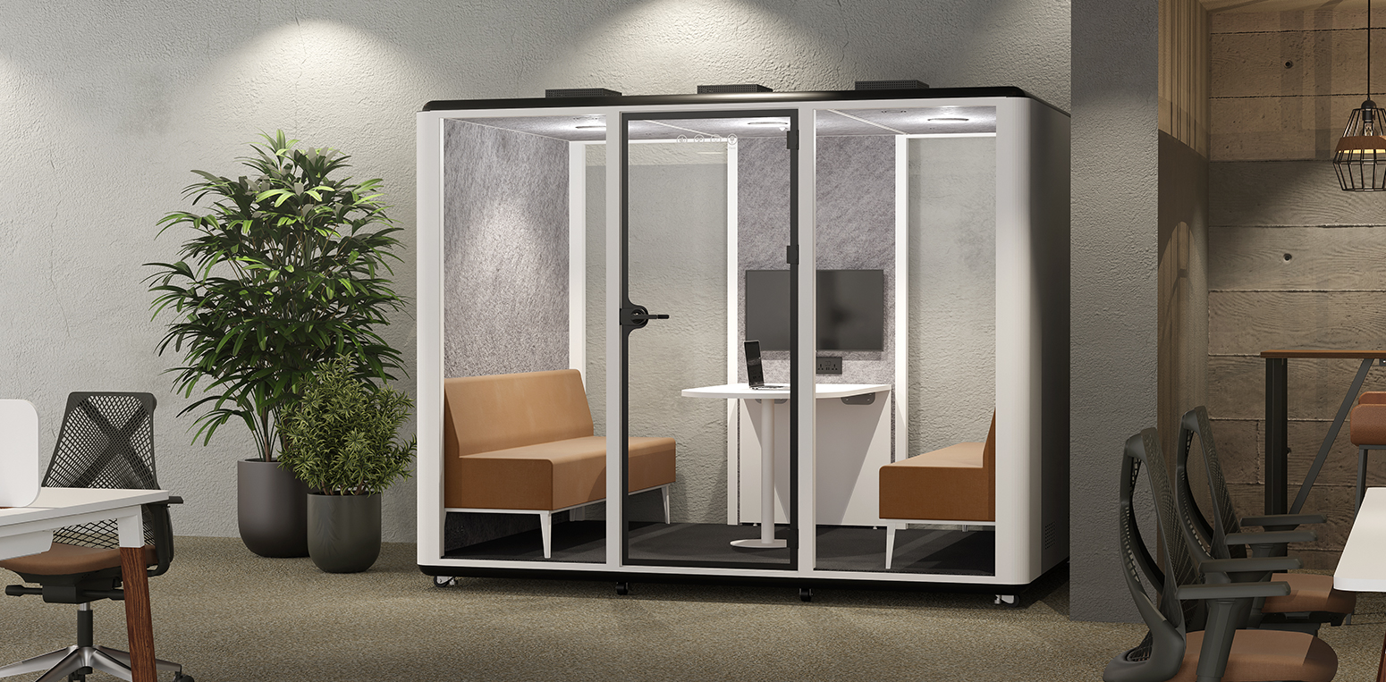 SmartPod para reuniões e videoconferências cria um espaço reservado para equipes e profissionais que precisam de mais privacidade durante a rotina de trabalho. O ambiente combina conforto, isolamento acústico, tecnologia e design contemporâneo, oferecendo uma alternativa versátil para escritórios corporativos.

Sua configuração permite acomodar diferentes atividades profissionais, como reuniões, chamadas de vídeo, atendimentos e momentos de concentração.