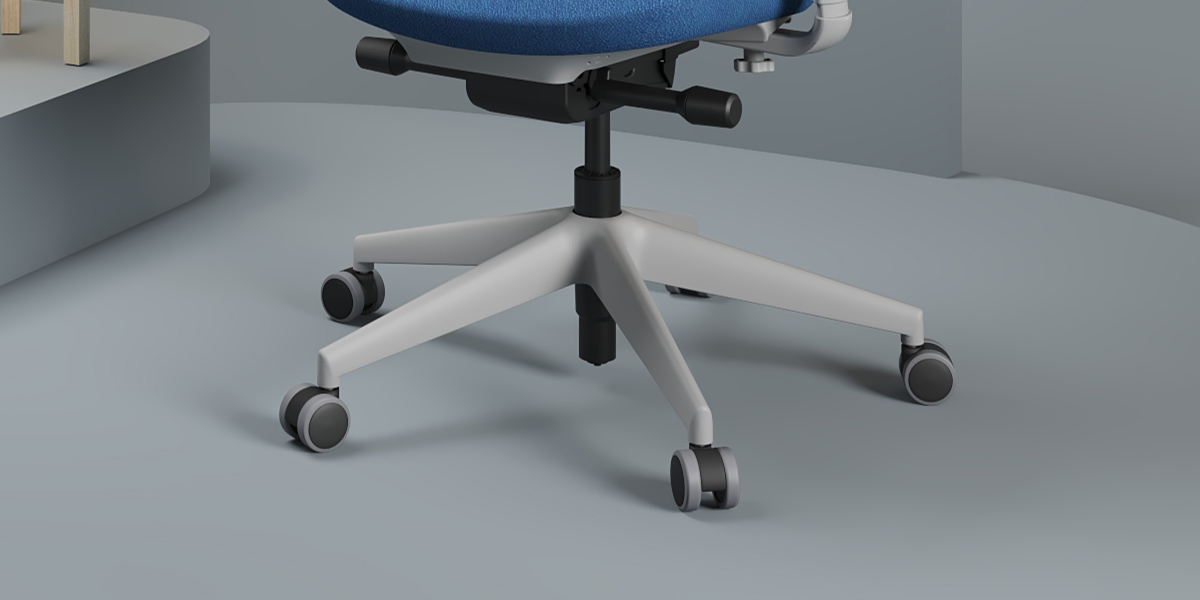 Cadeira ergonômica com base de cinco rodas e estrutura branca, vista lateral em fundo cinza.
