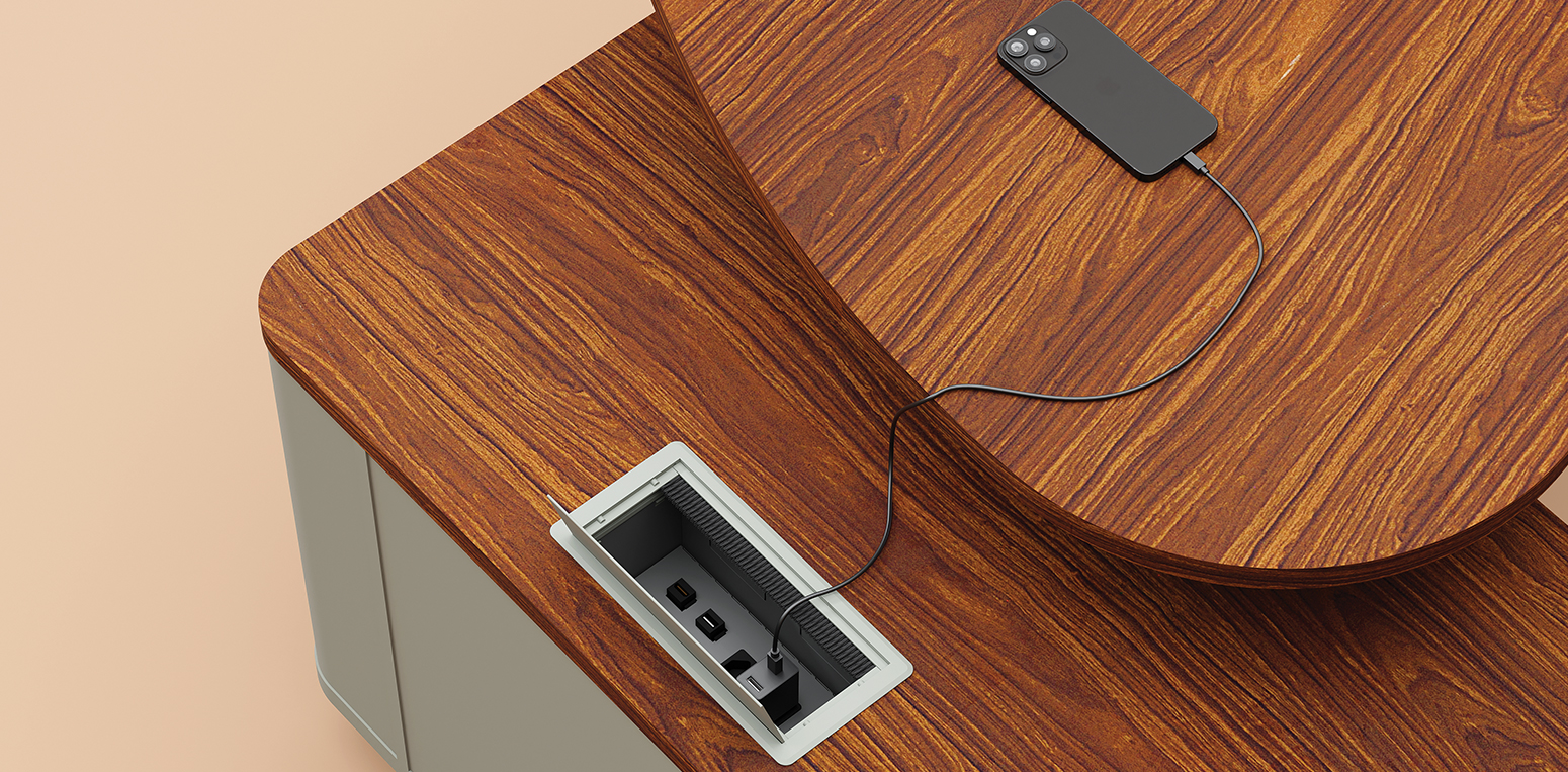 Mesa de escritório com caixa de conectividade integrada ao tampo